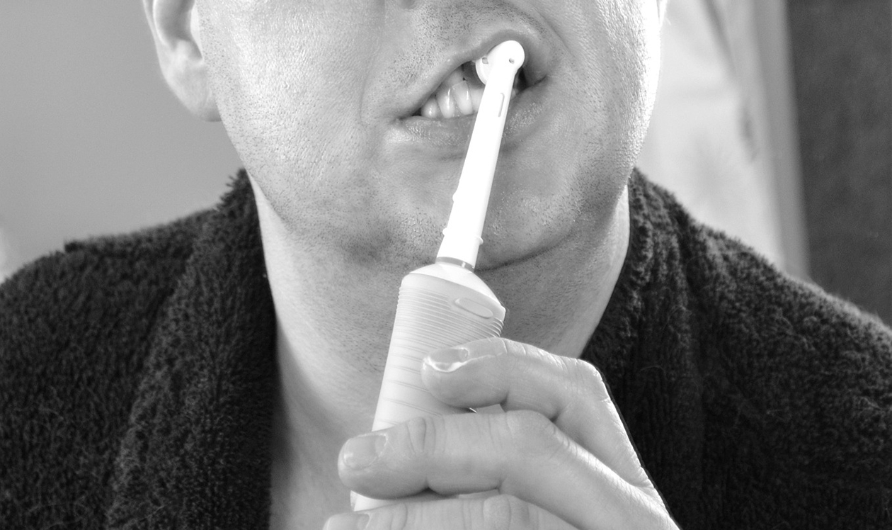 Spazzolino elettrico interdentale